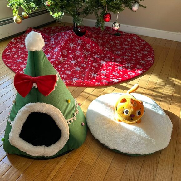 Christmas Pet House Tent Warm Sleeping Bed Indoor for Kitten and Puppy - Picture 2 of 8